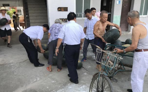 炎炎夏日，為福利院老人送清涼