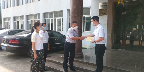 燕磯鎮(zhèn)黨委書(shū)記等領(lǐng)導(dǎo)來(lái)湖北昌利公司慰問(wèn)一線黨員