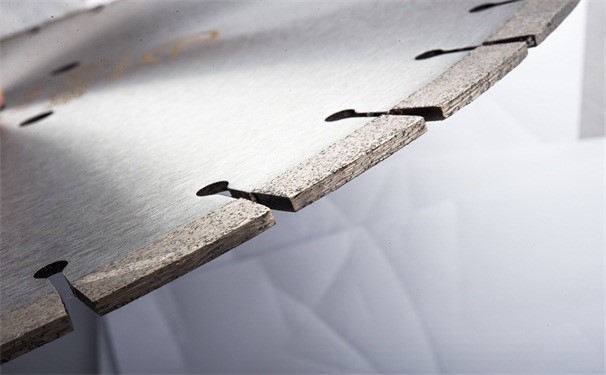 對混凝土鋸片進行研磨，需要注意什么?