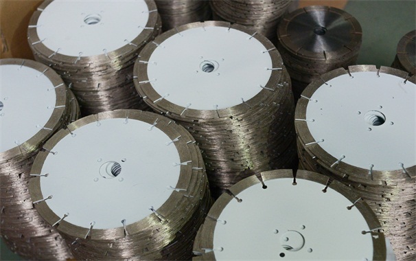 針對板材質(zhì)量的提高，石材切割鋸片鋸機可以做好哪些工作呢？