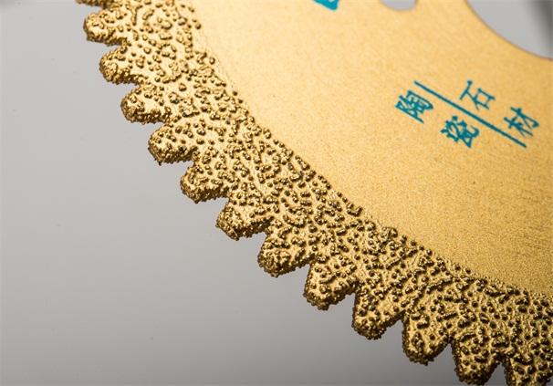 切石頭的切割片與晶亮磨光漿配合使用，石材的加工效果更好！