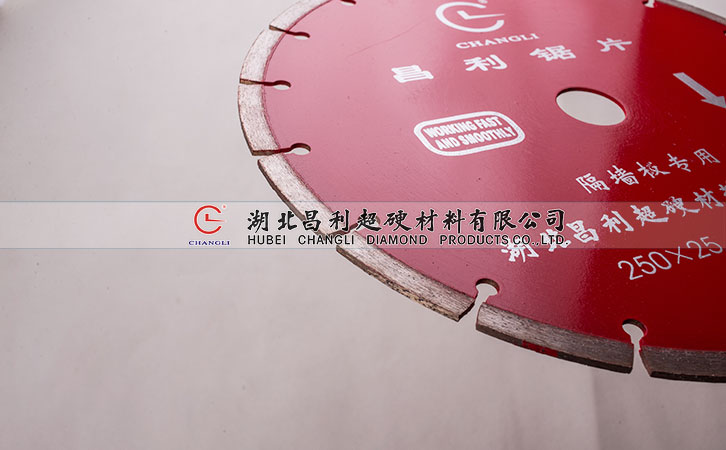 切花崗巖要用專(zhuān)業(yè)的鋸片,為什么花崗石這么硬？