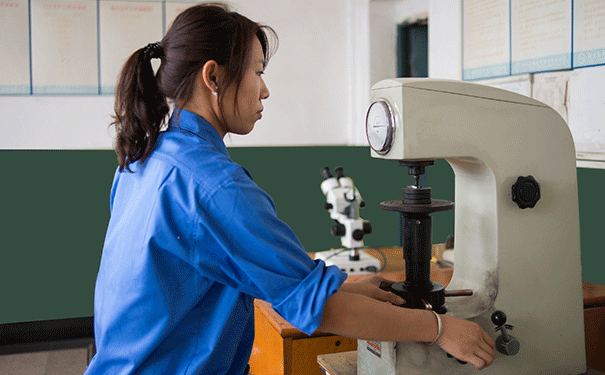 天然金剛石與人造金剛石生長(zhǎng)最根本的區(qū)別有以下三點(diǎn)